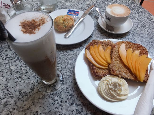 【カフェでの朝食】<br /><br />その後朝ごはん。<br /><br />ホントはバインミー（フランスパンのサンドイッチ）屋さんに行きたかったのですが、よくわからずこのお店に入りました。