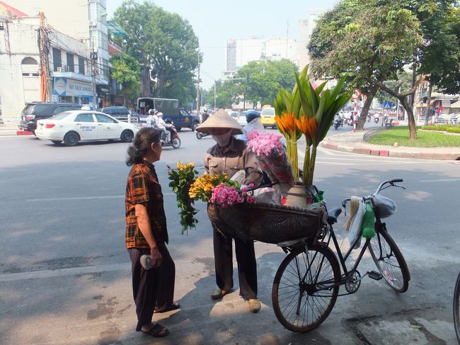 【街の一コマ】<br /><br />街では花を売っている人や
