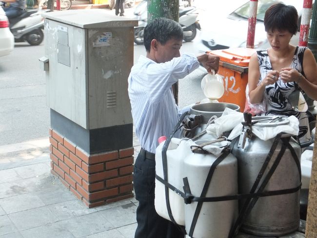 【街の一コマ】<br /><br />牛乳を売っている人<br /><br />（牛乳をこんな風に売っている姿を初めて見た）