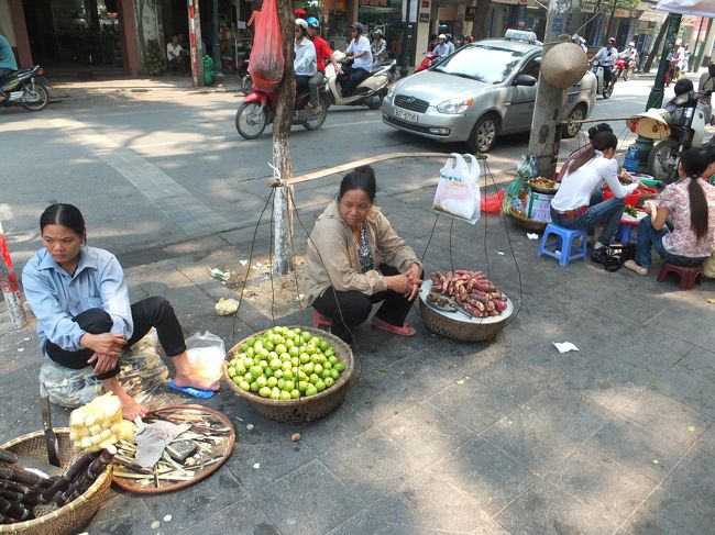 【街の一コマ】<br /><br />果物を売っている人、<br /><br />街を歩いているだけでザ、ベトナム、という雰囲気を味わえますね。