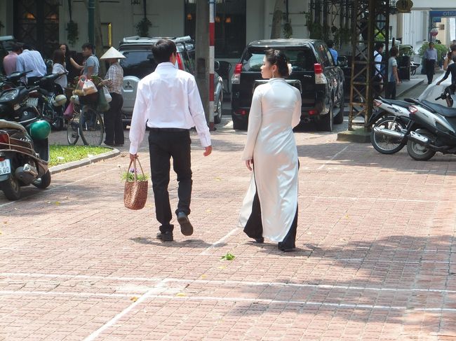 【街の一コマ】<br /><br />アオザイ来ている人発見、と思ってよく見たら、<br /><br />ホテルのスタッフ。<br /><br />アオザイ姿はお店でしか見ることができませんでした。<br /><br />数年前にホーチミンに行ったときは学生服のアオザイ姿はたくさん見かけましたが。