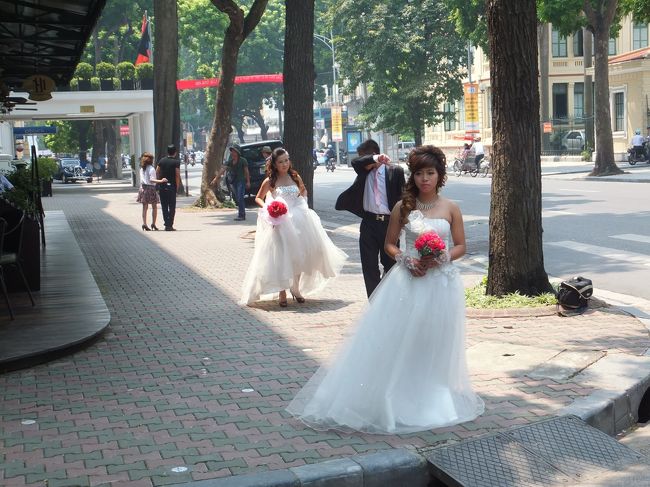 【街の一コマ】<br /><br />ホテル前は、ご結婚される方々の写真撮影大会の会場のよう。<br /><br />旅行直前でみたテレビ番組でやっていましたが、ベトナムの方は今、旅行の時の写真（アルバム作り）にとってもお金をかけるそうです。