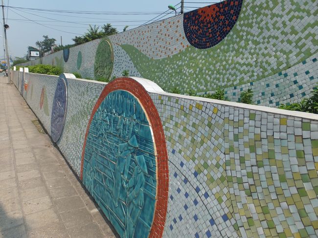 【道路沿いのモザイク画】<br /><br />１０１０年にハノイに遷都されてから、千年を経ったことをお祝いする行事の一環で、作られたそうです。