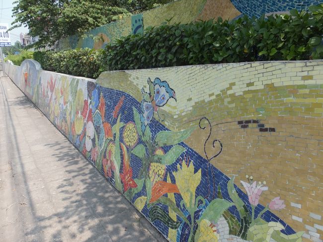 【道路沿いのモザイク画】<br /><br /><br />２キロくらい続いていそうでした。