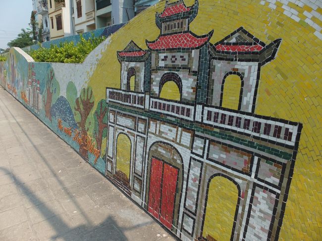 【道路沿いのモザイク画】<br /><br /><br />隣は大通りで車が通っているので、騒々しく、またちょっと恐怖を感じながらの見学。<br /><br />いろいろなモザイクがあって、楽しい。