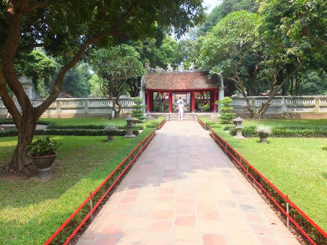 【文廟】<br /><br />とっても縦に長い。<br /><br />私たちは歩いてここまで来ましたが、中心部からすると入口が反対。<br /><br />文廟の裏側から入口に来るだけで相当な距離がありました。