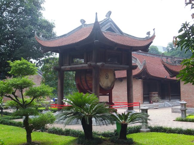 【文廟】<br /><br />文廟を出て、塀沿いに、また来た道を戻ってくる途中で見つけた、<br /><br />文廟の中にある大きな鐘。