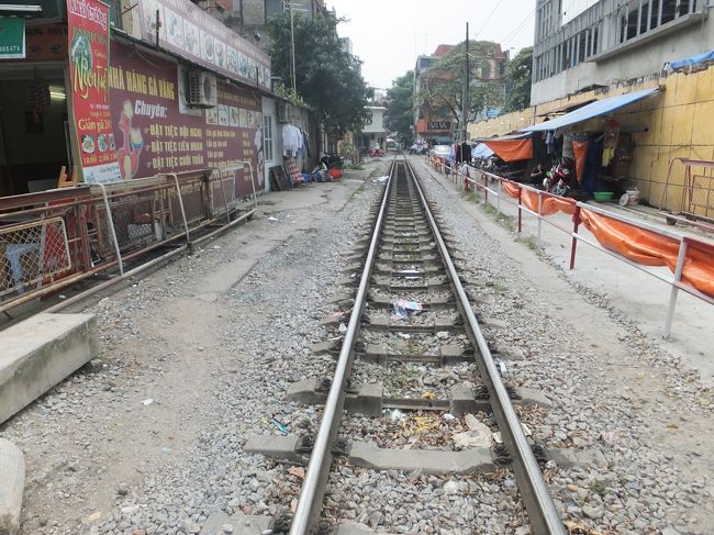 【線路】<br /><br />貨物線にしか見えない線路。<br /><br />踏切の警報機もなく、建物がきわどいところまでたっています。