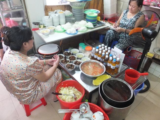 【昼食】<br /><br />昼食はブンチャーのお店に。<br /><br />ブンチャーとはつけ麺のようなもの。