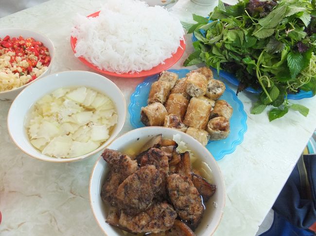 【昼食】<br /><br />手前がつけ汁。上に乗っている肉の存在感大。<br /><br />左側がつけ汁の補充でしょうか。<br /><br />お肉はすべてたべきれなかったけど、肉の下にたっぷりとしかれた大根の薄切りような野菜がとってもおいしく、スープも超あっさりなので、美味しくいただけました。<br /><br />