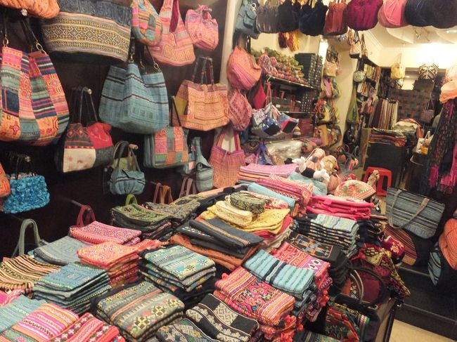 【お店の中】<br /><br />お土産物屋さん、サパ地方の雑貨屋さんです。<br /><br />今回は日程の都合でサパまで足を延ばせんませんでしたが、次回ハノイに来たときには、ぜひ行きたい。