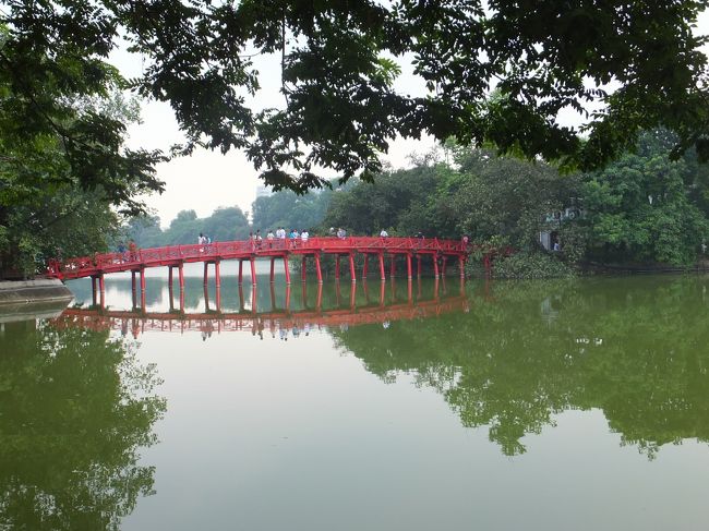【玉山祠】<br /><br />今日は月曜日、ホーチミン関係の施設や博物館等、ほとんど休みでした。。。<br /><br />で、ホアンキエム湖までもどってきて湖の中に浮かぶ小島に祀られた、玉山祠へ。