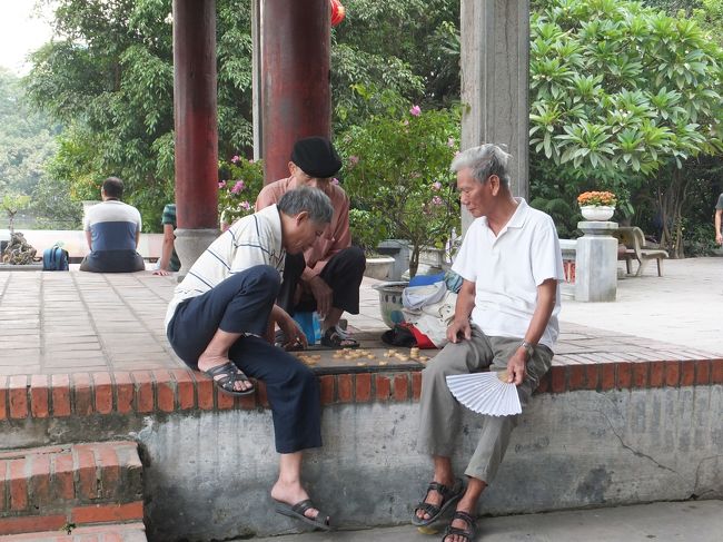 【玉山祠】<br /><br />祠にて、将棋をするおじさんたち。<br /><br />大きな声を張り上げながらとってもたのしそう。