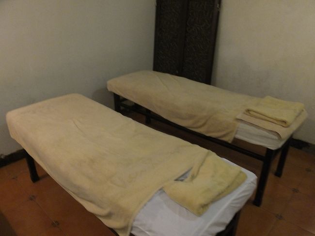 【マッサージ屋さん】<br /><br /><br />疲れたのでマッサージ屋さんへ。<br /><br />1時間半で8ドル。最安です。値段相応の適当なマッサージかと思いましたが、しっかりと時間通りやってくれました。<br /><br />