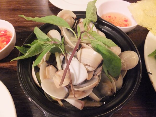 【夕食】<br /><br />前回は売り切れと言われてしまった、アサリのレモングラス蒸し。<br /><br />