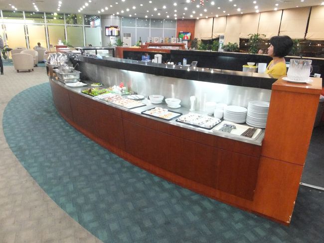 【空港のラウンジ】<br /><br />ラウンジにて休憩していると、<br /><br />会社のお偉いさんを見つけてしまいました。<br /><br />あちらはスーツ姿で、こちらは旅行。ちょっと現実にもどったようで冷めてしまいました。。。