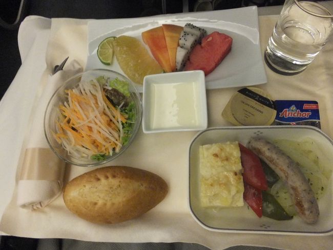 【機内の朝食】<br /><br />嫁の朝食。<br /><br />食べていない私が言うのもなんですが、機内食の朝ごはんの洋食ってもっとクォリティ上がらないのでしょうか。