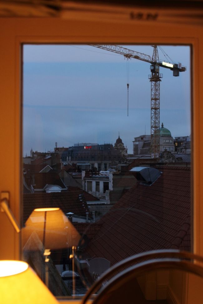 起床。<br /><br />夏時間も残り少し。明るくなるのはかなり遅いです。<br />7時過ぎです。<br /><br />緑っぽいドームの建物は後で出てくる証券取引所。<br />（ここは観光スポットとしてメジャーではなく、ガイドブックにも載っていませんが、素晴らしい装飾です）<br />その向こうにマリオットホテル。さらに向こうに大聖堂っぽいものが見えますが、これは未確認。ガイドブックには載っていません。