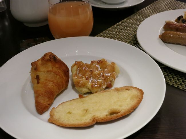 Buffet形式です。<br />毎日少しずつ変わっていました。<br />種類は豊富で、ワッフルやタルトなどもあるパン類、<br />温かいものはソーセージ、ベーコン、スクランブルドエッグ、冷たいものは数種チーズ、ハム類、カットフルーツ、そのままの果物など。。。<br /><br />卵料理を頼むと別料金でした。<br /><br />30ユーロ前後かかっていたので、結構高めかと。