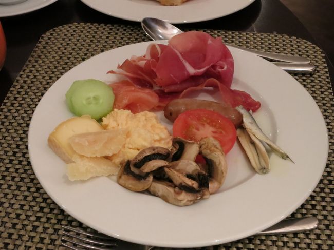 イワシのマリネ、生ハムも。<br /><br />チーズはハード、山羊、白カビ系と常に数種あり、どれも美味しかったです。