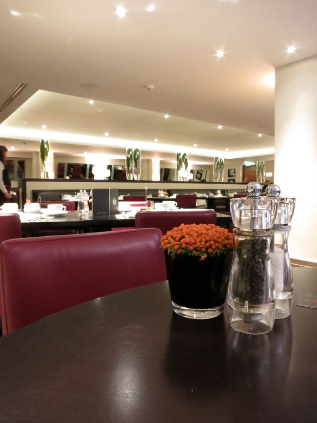 店内の様子。<br /><br />このオレンジ色の花（実？）はいろんなところに置いてあります。