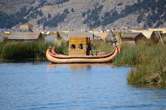 チチカカ湖にある水草で造られた浮島の集落へ行ってみたら チチカカ湖にある水草で造られた浮島の集落へ行ってみたら