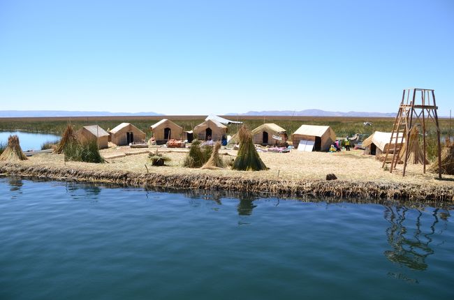 チチカカ湖にある水草で造られた浮島の集落へ行ってみたら チチカカ湖にある水草で造られた浮島の集落へ行ってみたら
