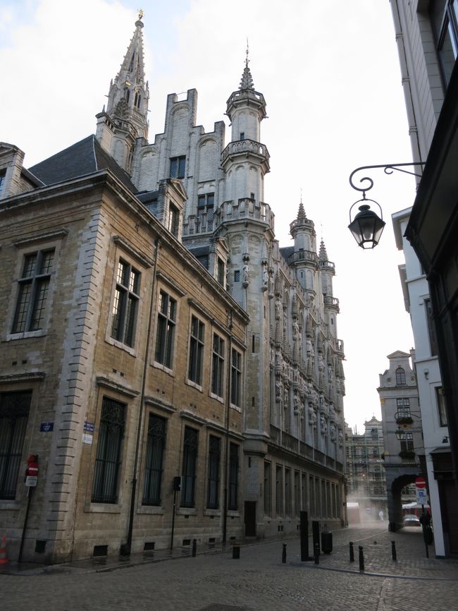 朝食後、出かけるときの服装を検討するため、いったん外へ。<br />この日は結構寒かったです。<br />旅行前半は雨が少し降ったりして、チョッキと上着を着ていました。<br />後半は天気が回復し、半そでで十分。<br /><br />予想通りですが、この季節は日によってかなり差があります。<br />両方に対応できるように、服は多めに持って行った方がいいですね。<br />もしくは割り切って、現地調達。<br />ただし、ブリュッセルはあまり、かっこいい洋服屋さんはありませんでした。