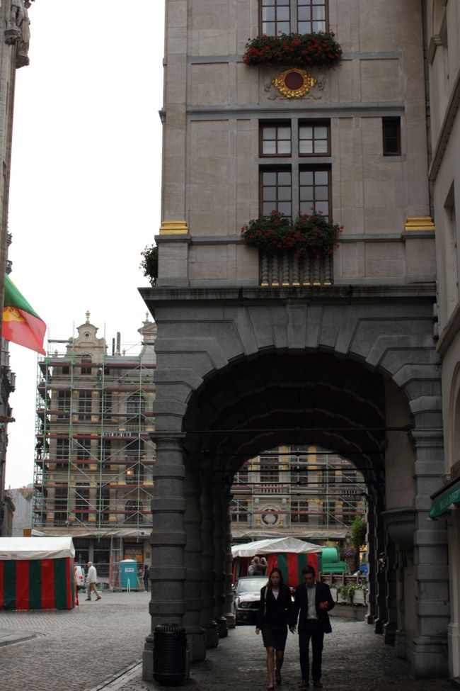 いざ市内観光へ！<br />まずはグランプラスへ向かいます。