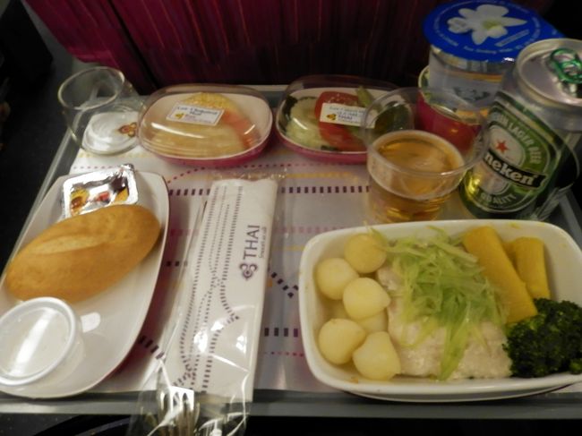 タイ航空機内食①　白身魚を蒸したようなやつ<br />航空券予約時に低カロリーミールが選べたので選択。<br />が、、しかし選択肢がなく、一番先に持ってきてもらえるので若干ほかの人から注目される（汗<br />量はちょうどよかったけど、やっぱり普通の方が美味しそう。。<br />