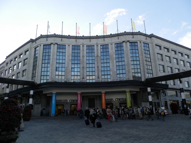 ブリュッセル中央駅<br /><br />空港から電車で20分くらい。<br />中央駅はグランプラスの最寄り駅だけあって観光客で溢れてた。