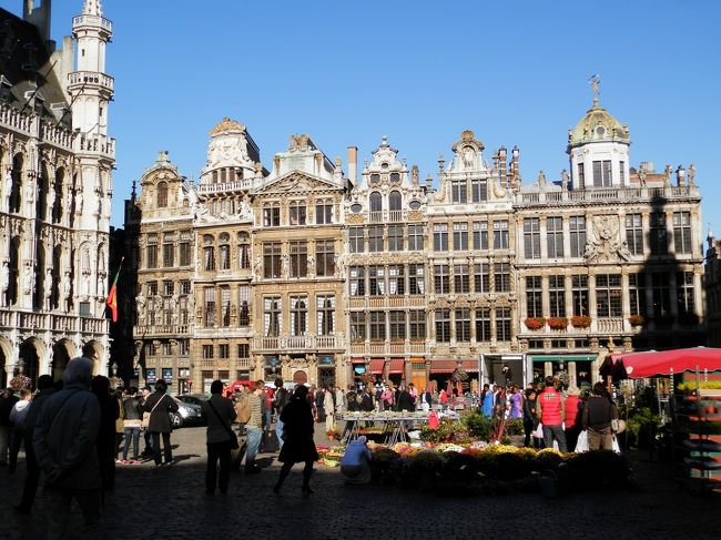 グランプラス②「ギルドハウス」<br /><br />カフェなど雰囲気がいい店がたくさん。<br />屋根の上とか細かいところの建物の作りが面白い。