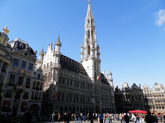 グランプラス③「市庁舎」<br /><br />おそらくグランプラスのメインどころ。<br />やっぱり存在感あります！