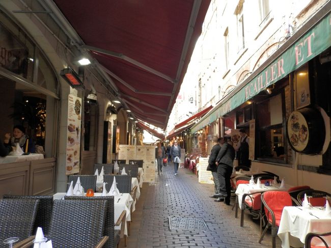 食い倒れ横丁？「イロ・サクレ地区」<br /><br />グランプラスより徒歩3分くらい。<br />ココは食い倒れ横丁なんて言われてて、レストランがいっぱい！<br />勧誘がしつこかった。。中にはボッタクリのお店もあるらしいので要注意。