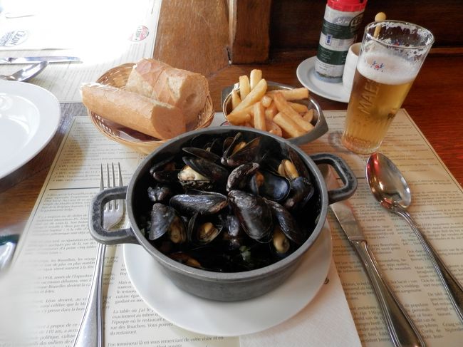 「ムール貝ランチ」<br /><br />イロ・サクレ地区の中にある「シェ・レオン」にて。<br />ガイドブックでお馴染みのお店です。<br />お店は繁盛していてウェイターがなかなか来ず・・<br />ムール貝の白ワイン蒸しとフリッツを頂きました。<br />おいしかった〜〜