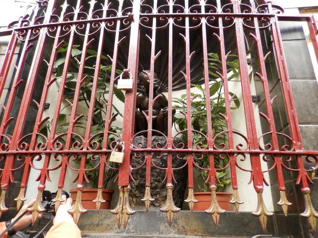 小便少女　ジャンネケピス①<br /><br />イロ・サクレ地区の「デリリウムカフェ」の向かいにある。<br />奥まったところにあるからか、ほとんど人がいなかった。<br />檻に入れられて何だか哀愁を感じます。