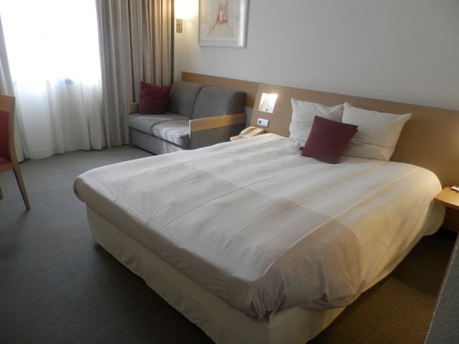 ノボテルグランプラス<br /><br />客室。<br />やっとチェックインできたぁ〜<br />一休み一休み☆