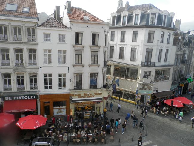 客室からの眺め<br /><br />有名なフリッツ店とワッフル店が見える。