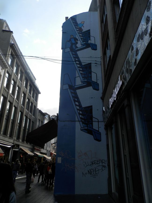 壁画①<br /><br />一休みして小便小僧までお散歩してる時に発見。<br />タンタンかわゆい。<br />向こうの発音だと「ティンティン」というそうです。