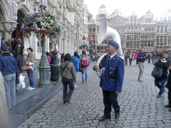 グランプラス④「楽器隊」<br /><br />この日はたまたま町を練り歩いてました。<br />雰囲気あっていいね＾＾