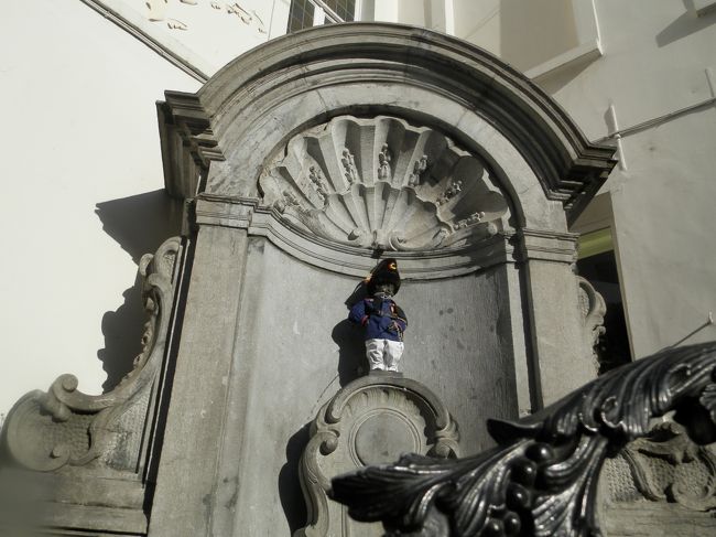 小便小僧　マネケンピス<br /><br />世界3大がっかりなんて言わせない！<br />しっかり存在感あります（*^_^*）<br />ココには人だかりできてました。