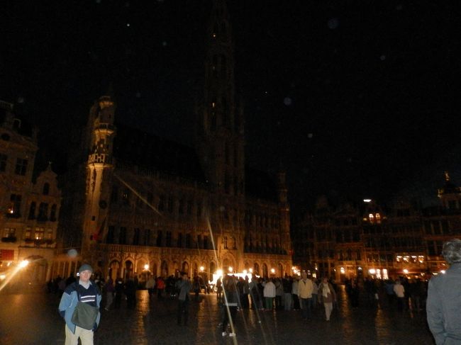 グランプラスライトアップ<br /><br />お散歩後、ホテルに戻ってうたた寝してたら、がっつり4時間くらい寝てしまった。<br />とりあえずライトアップだけは！と見に行きました。