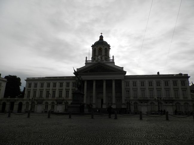 王宮<br /><br />朝食後、付近を散歩。<br />中央駅北側にあります。<br />駅から丘みたいになっていて、振り返ると・・