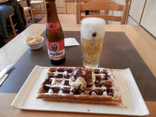 疲れ果てて、通りすがりの店でワッフルを。<br /><br />疲れ一気に吹っ飛んだぁ(^O^)<br />甘いものとビールの組み合わせ大好き！<br />