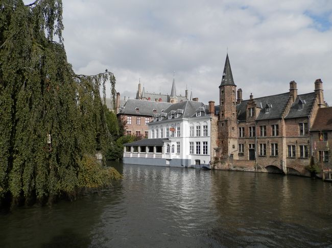 運河の景色<br /><br />運河沿いの白い建物が、宿泊したホテル「DUC DE Bourgogne」。