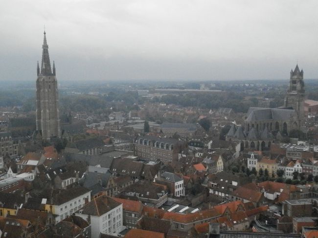 鐘楼<br /><br />ブルージュの町の中心部マルクト広場に位置する鐘楼。<br />頂上です。曇ってなければもっときれいなんだろな。<br />しかし、83ｍの高さを登るのはきつかった。。