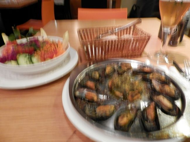 ランチ　<br />「Breydel DE　Coninc」にて。<br />ムール貝のガーリック焼きとサラダを頂きました。<br />ブリュージュの地ビールも。<br />ガイドブックに載っていて立地もいいからか、お客さんは日本人が多かった。<br />ご馳走様でした☆彡