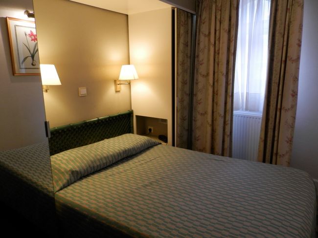 「HOTEL DE MADELEINE」☆☆<br /><br />ブリュッセルに戻ってきて、最終日に泊まったホテル。<br />最初に泊まったノボテルのすぐ近くにあり、立地◎<br />やっぱりノボテルと比べるとグレードがかなり落ちるけど、<br />寝るだけだからヨシ！<br /><br />夕食はホテル近くのビアカフェでビールとフリッツを堪能。