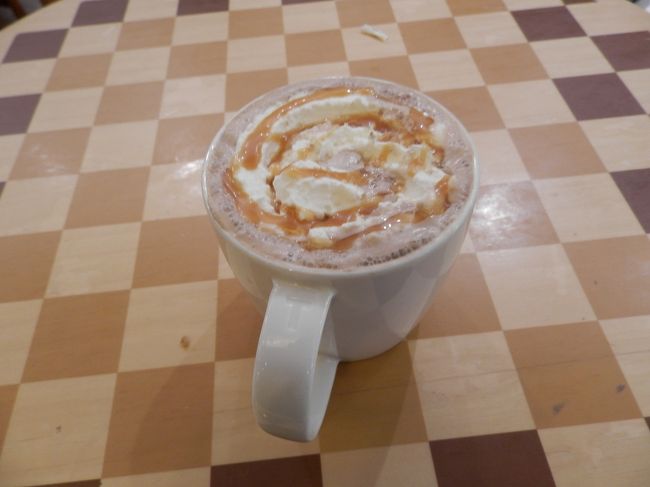 スタバ<br /><br />これは乗り継ぎのタイの空港です。<br />「塩キャラメルラテ」を注文。日本には確か無いメニューなのでうれしい。<br />海外のスタバって焼き菓子も日本より大きくて種類も多くてテンション上がる！<br />けど、当然機内食で胃もたれ中なので食べれませんが。。<br /><br />次の日会社に行くのがめちゃめちゃいやだけど、また旅行に行くために頑張ろうと<br />心に決めたのでした。