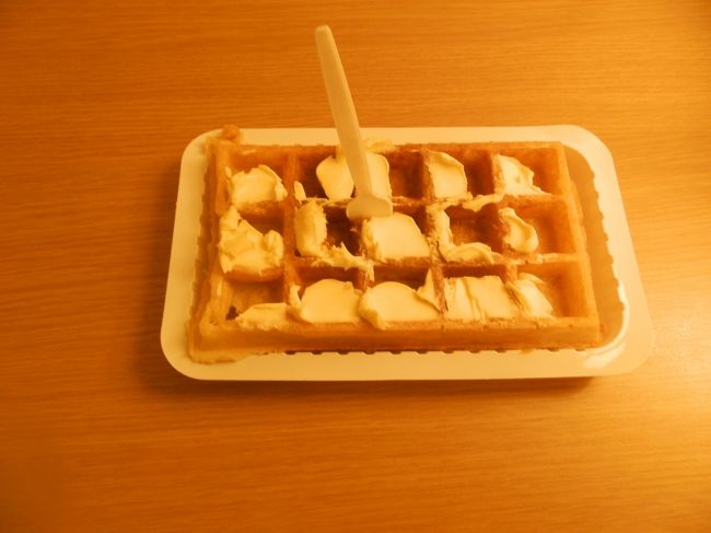 ブリュッセル風ワッフル<br /><br />「オ・ゴーフル・ド・ブリュッセル」で購入。<br />時間的に遅かったので、本日の夕食はワッフルとビールを部屋で食べます。<br />美味しかったけど、せつない。。<br />